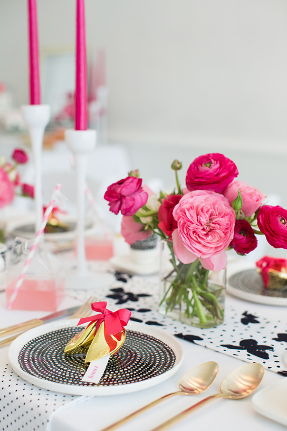 hot-pink-black-and-white-party-ideas-3